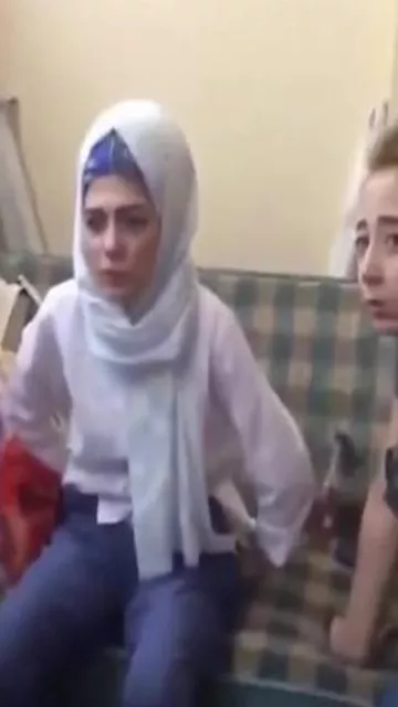 بنتين سوريتين مع راجل يعرو طيزهم الحلوة وهو يتفرج عليهم